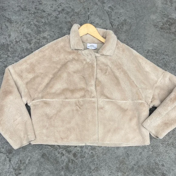 UO Felicity Reversible Women's Beige Faux Fur Jacket Cream Cropped Jacket - Picture 5 of 11